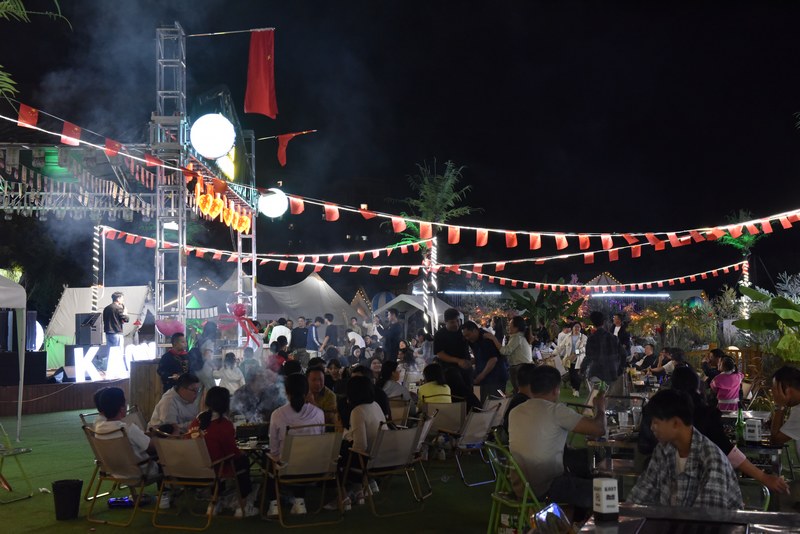 4 圖為荔波古鎮燒烤營地爆滿。.JPG