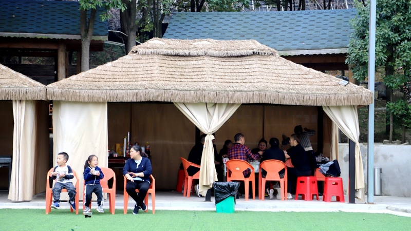 梨花湖畔的李峰農家樂的游客  文俊入 攝