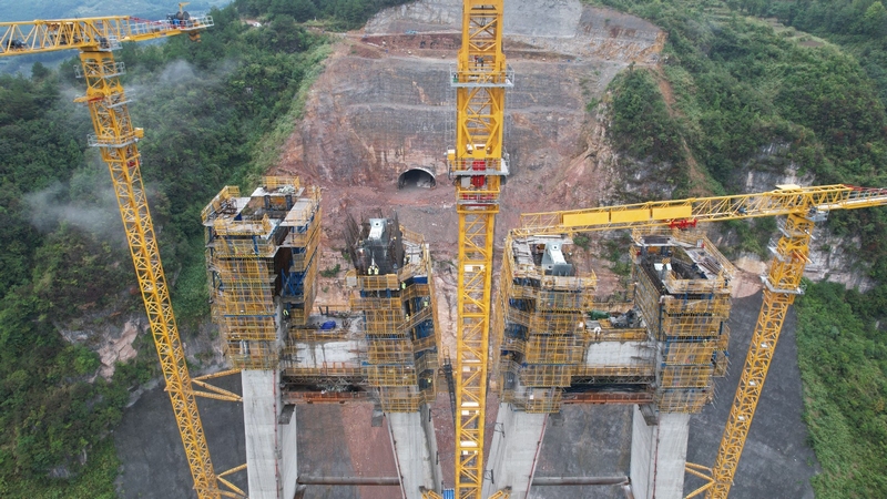 (4)烏長高速TJ-3標項目金旗特大橋2號主塔。 張楠 攝2