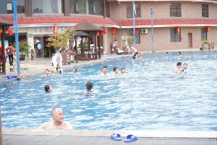 貴州金沙：國慶假期溫泉游火爆。