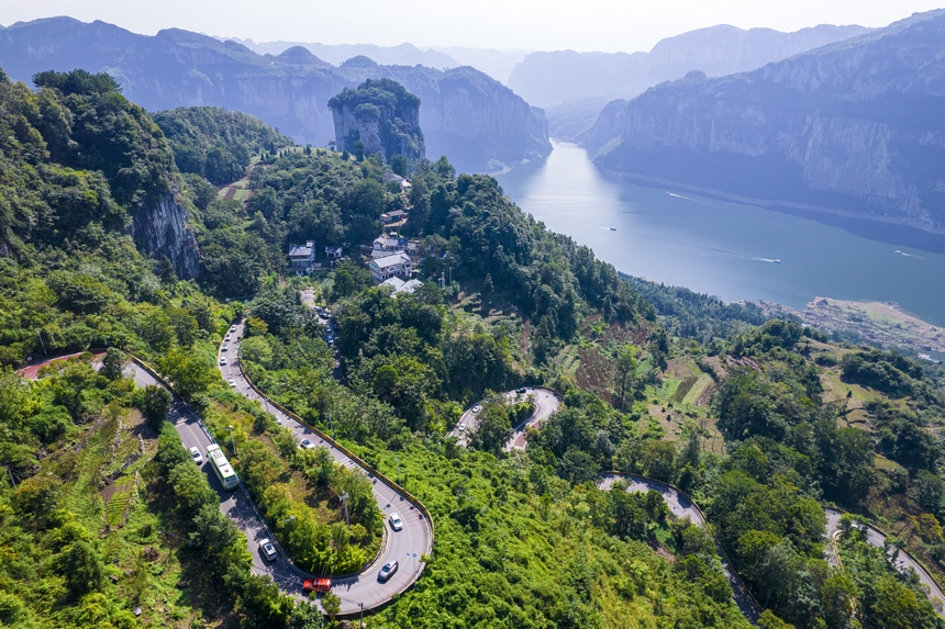 貴州省黔西市烏江源百里畫廊化屋景區，吸引眾多省內外游客自駕車前來觀光旅游（無人機照片）。