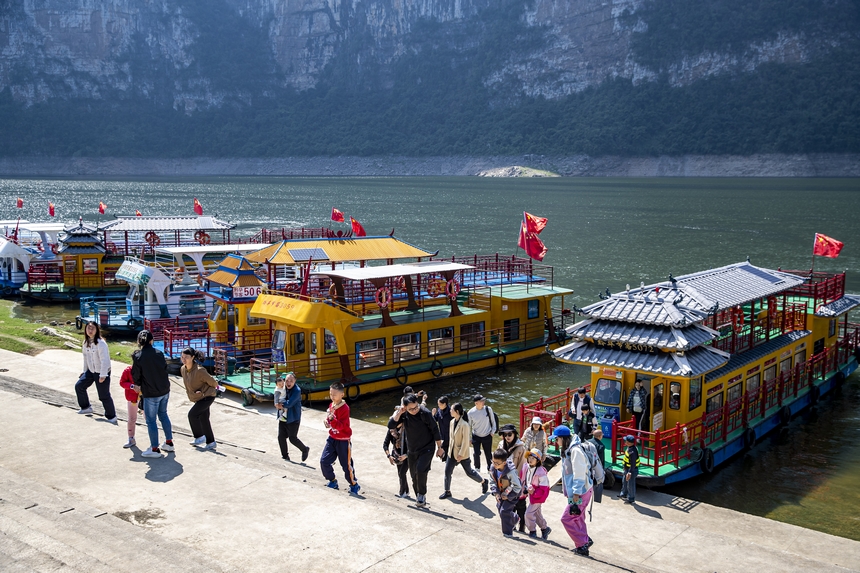 貴州省黔西市烏江源百里畫廊化屋景區，游客乘船游覽烏江峽谷風光。