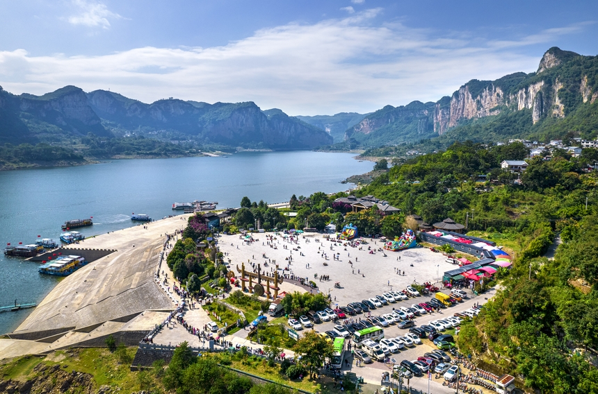 貴州省黔西市烏江源百里畫廊化屋景區游人如織（無人機照片）。