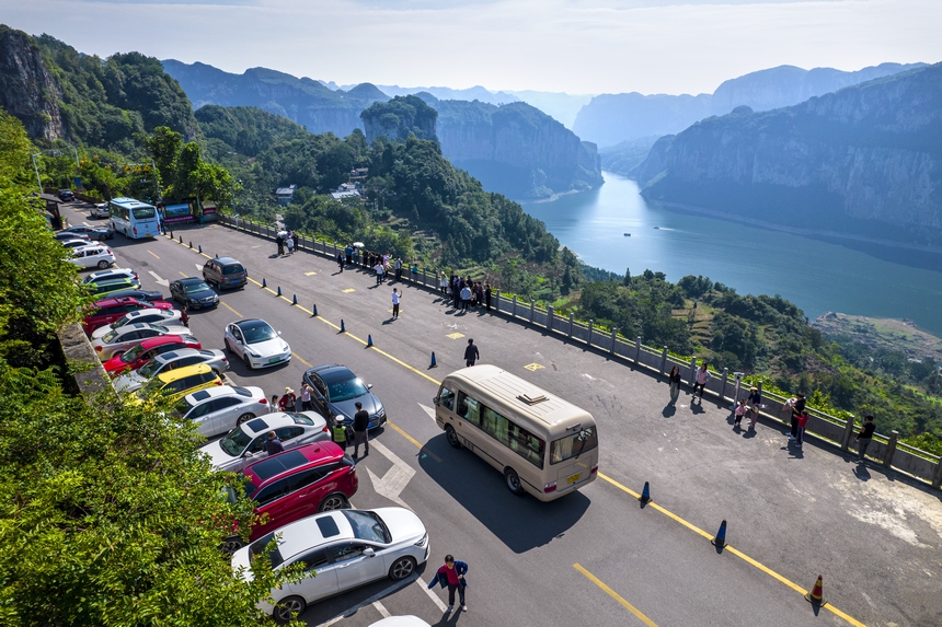 貴州省黔西市烏江源百里畫廊化屋景區游人如織（無人機照片）。