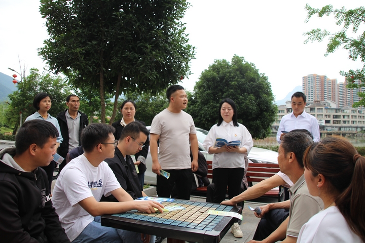 印江自治縣峨嶺街道中州社區干部對安置點搬遷市民開展禁毒宣傳。梅亞軍攝