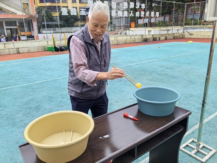 圖為退休干部參與拈乒乓球項目。