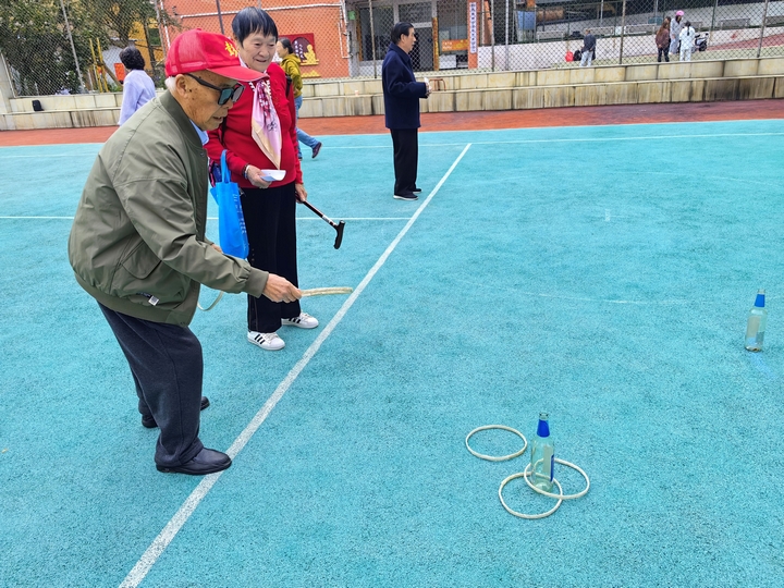 圖為離休干部參與套圈項目