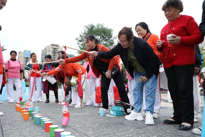 觀眾積極參與“旱地釣魚”小游戲。