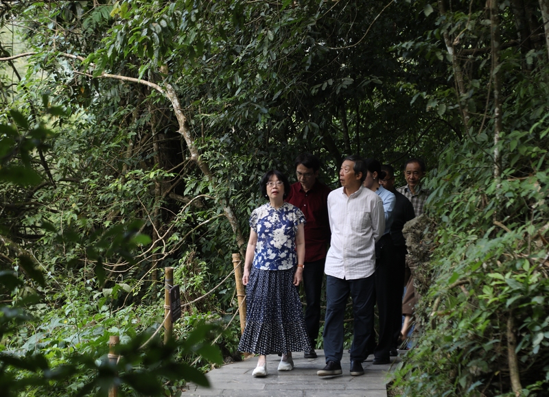 6 圖為舒婷等人在小七孔采風