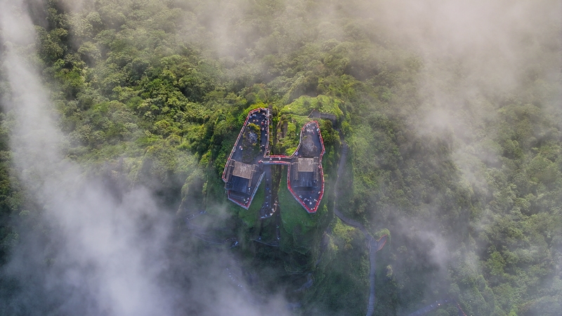 1 貴州梵凈山國家級自然保護區拍攝的霞光紅云景觀。（李鶴攝）