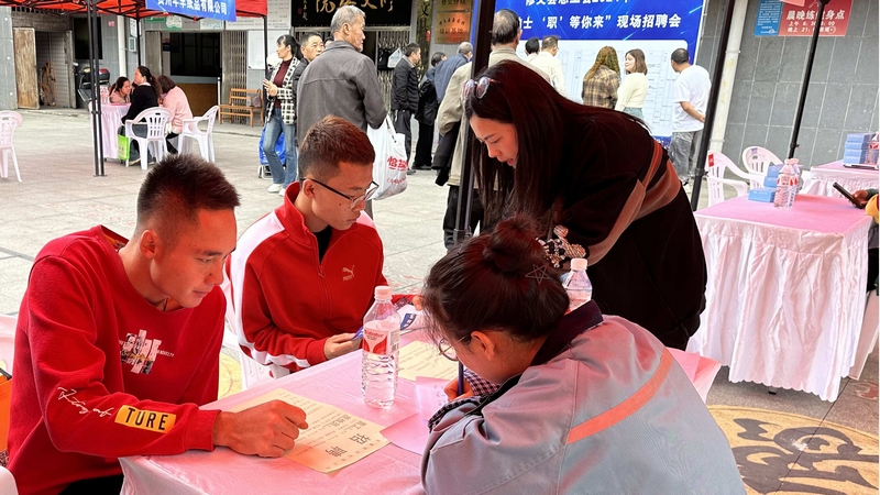 求職者們在感興趣的企業展位前閱覽招聘簡章，詳細了解各崗位工作內容，向企業招聘人員咨詢薪資待遇、能力要求、發展前景等問題 修文縣融媒體中心高杰 攝