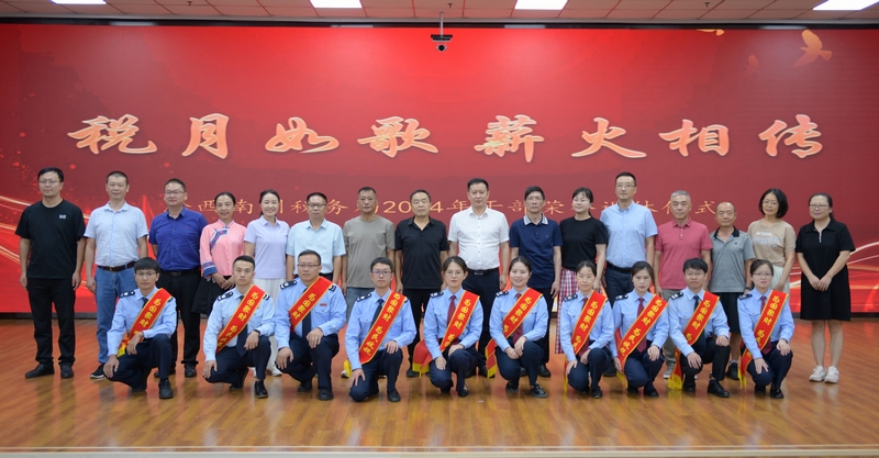 3、合影留念。