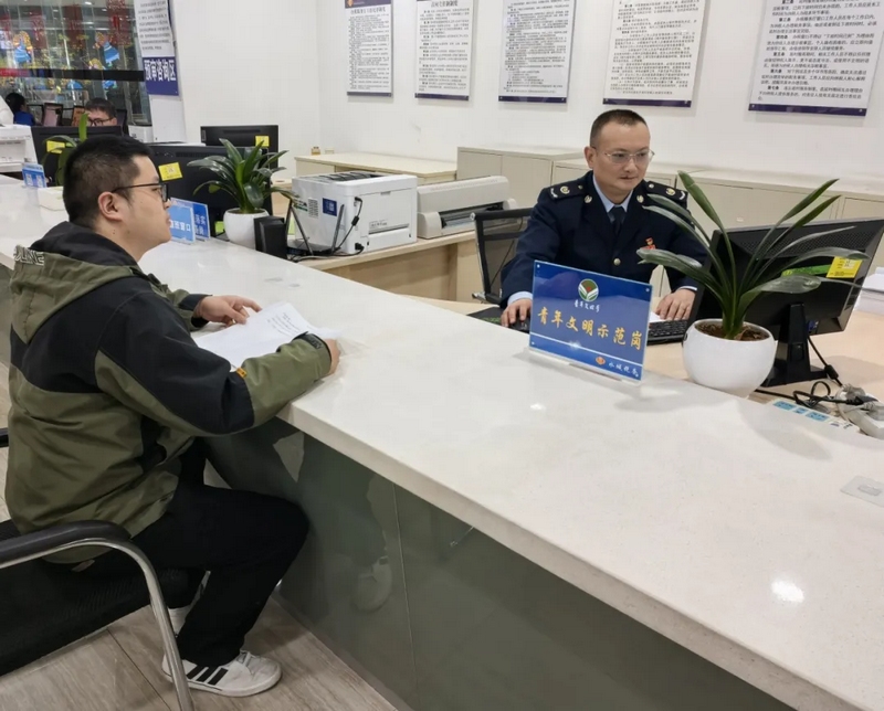 圖為辦稅服務廳人員為納稅人辦理涉稅事宜（孫妮楠攝）