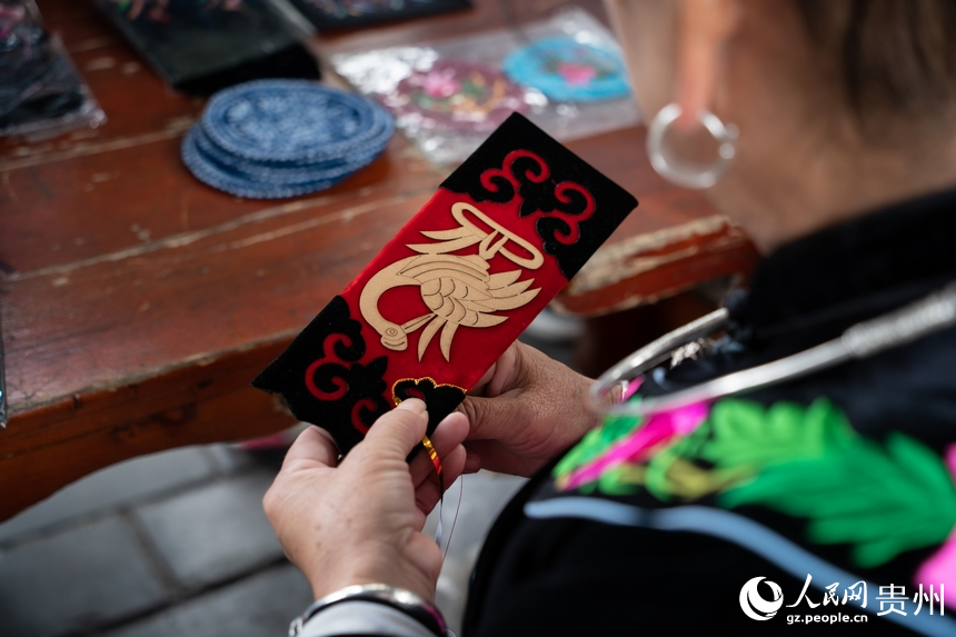 繡娘正在刺繡。人民網 陽茜攝