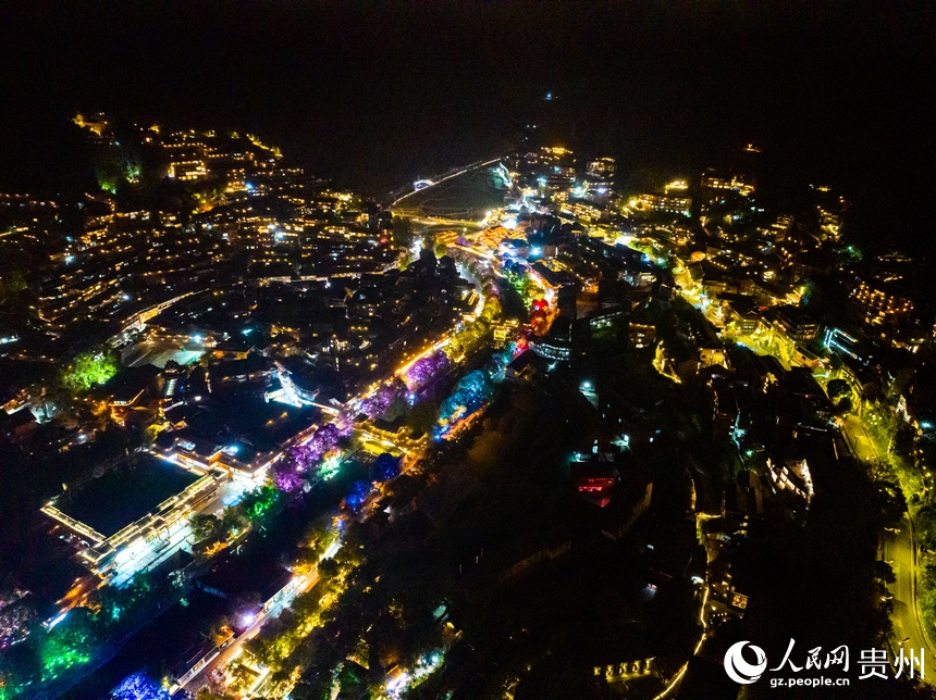 西江千戶苗寨夜景。人民網 陽茜攝