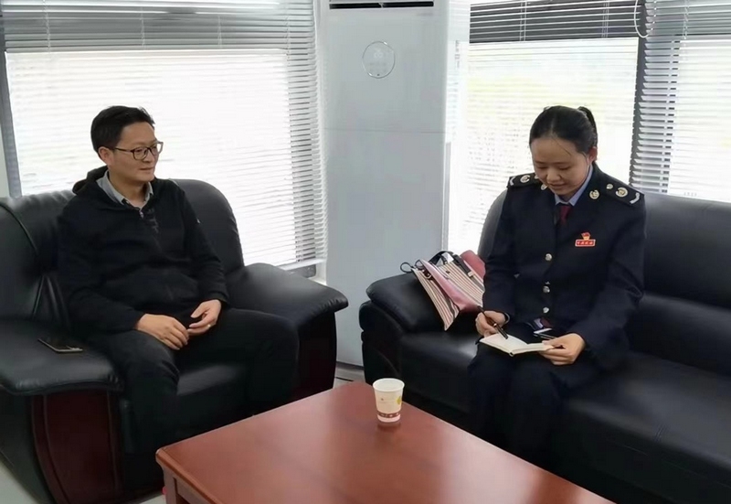 1稅務干部在磷化開瑞科技有限責任公司走訪。