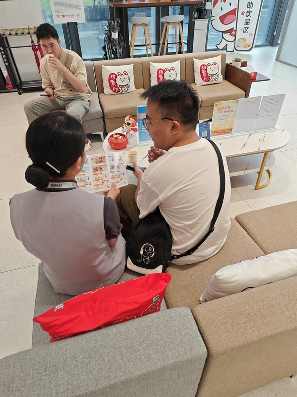 廳堂人員向客戶普及人民幣防詐反詐知識。招商銀行貴陽分行供圖