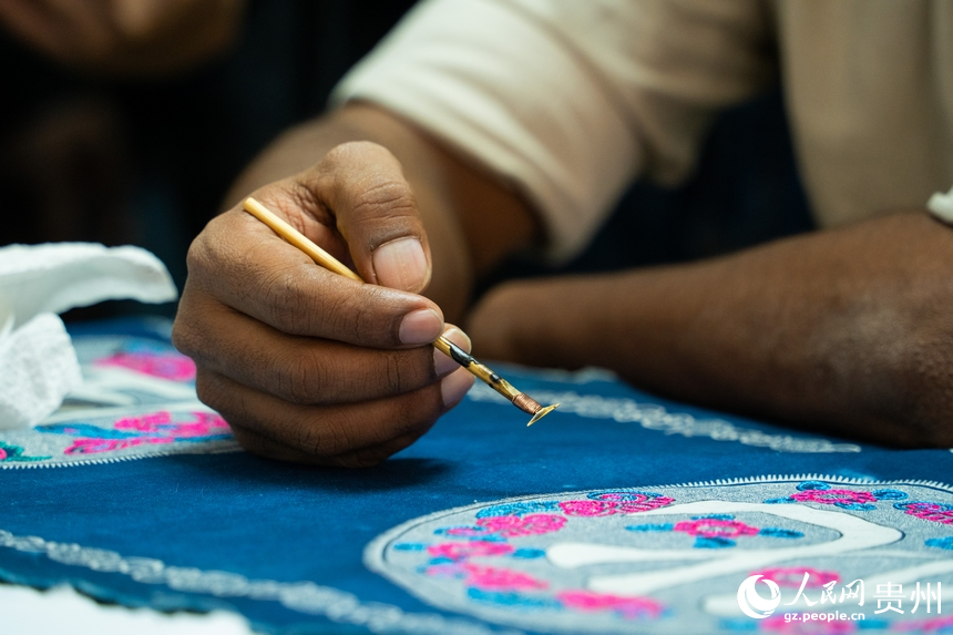 外媒記者體驗蠟染工序。人民網 陽茜攝