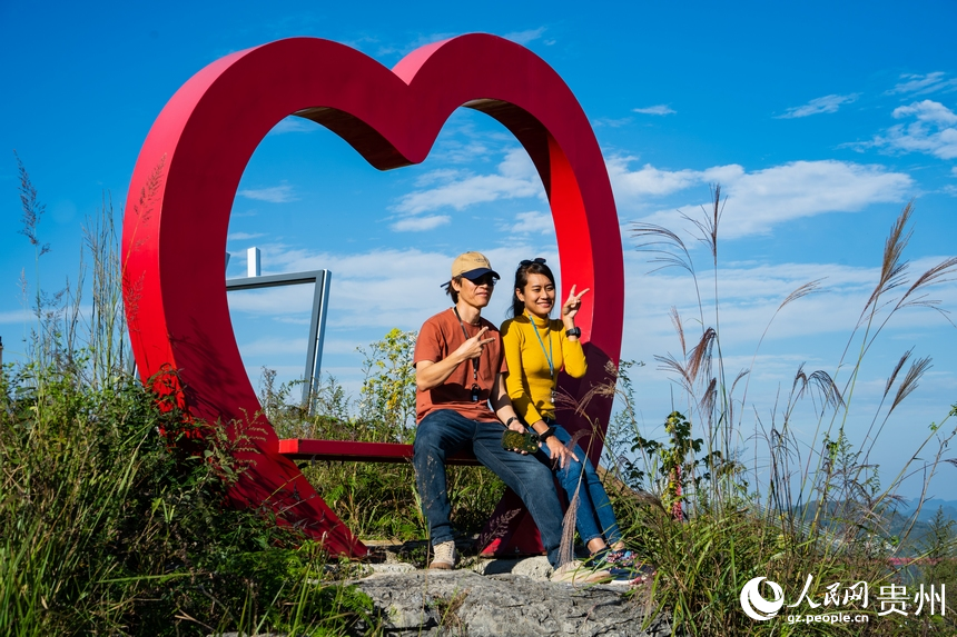 外媒記者在化屋村拍照打卡。人民網 陽茜攝