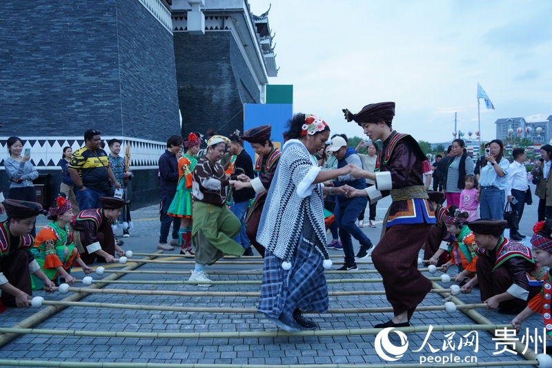 2亞太地區媒體記者在多彩貴州城體驗竹竿舞。人民網 陽茜攝