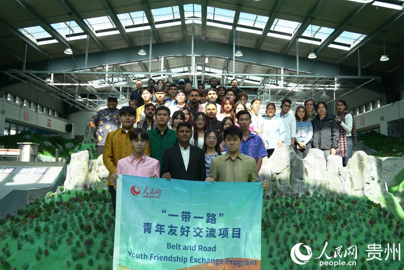 在貴州水利水電職業技術學院，外媒記者與本國留學生合影留念。人民網 陽茜攝