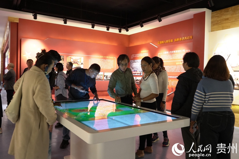 外媒記者走進貴州交通職業大學。人民網 陽茜攝