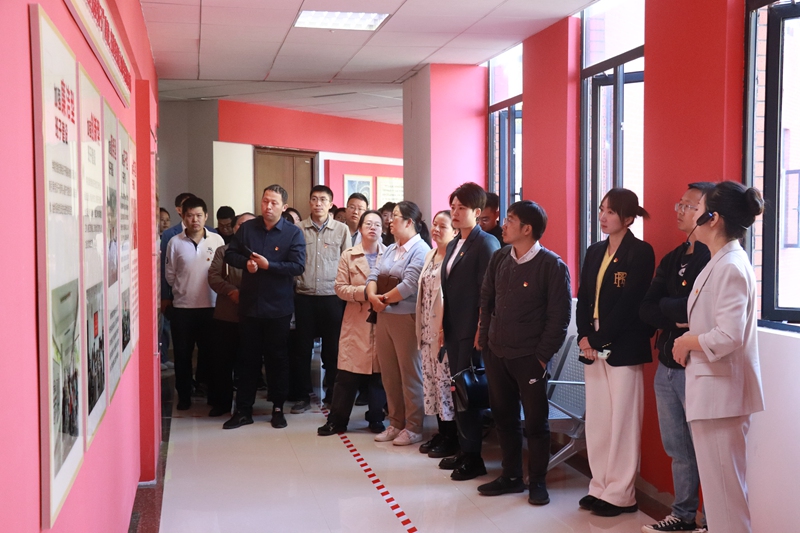 參觀紅墻育人長廊。
