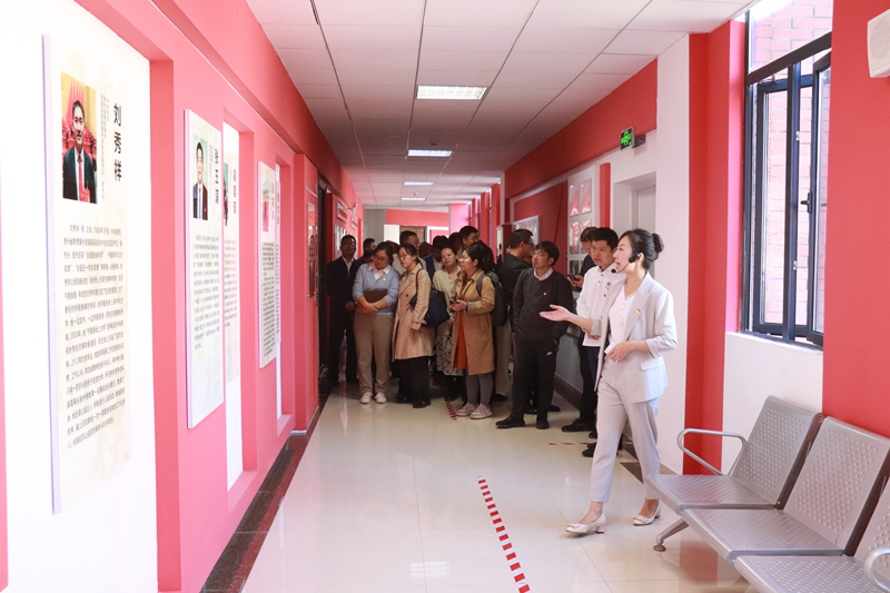 參觀紅墻育人長廊。