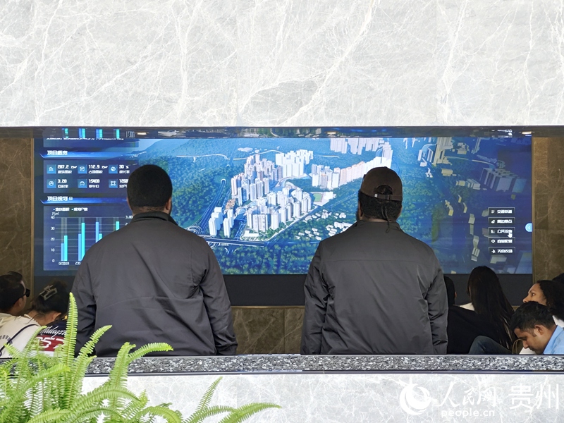 外媒記者參觀智慧社區。人民網 龍章榆 攝