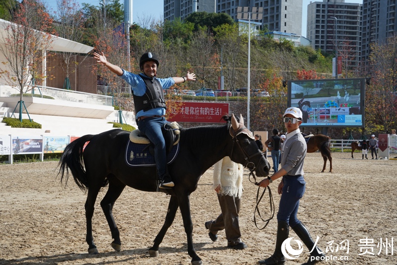 外媒記者體驗社區馬術運動。人民網 陽茜攝