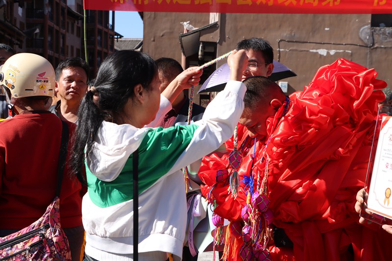 村民送上象征著美好寓意的紅雞蛋。獨山縣融媒體中心提供