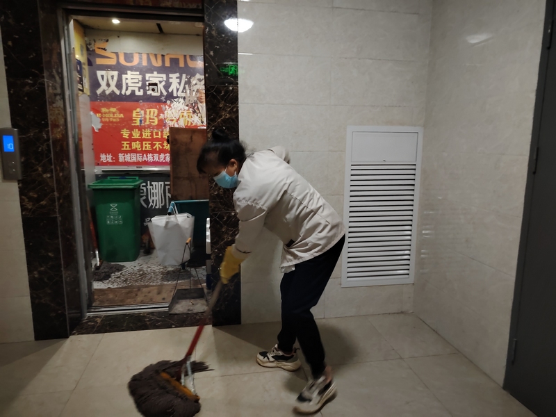 清晨打掃衛生的鄒玉。劉虹艷攝