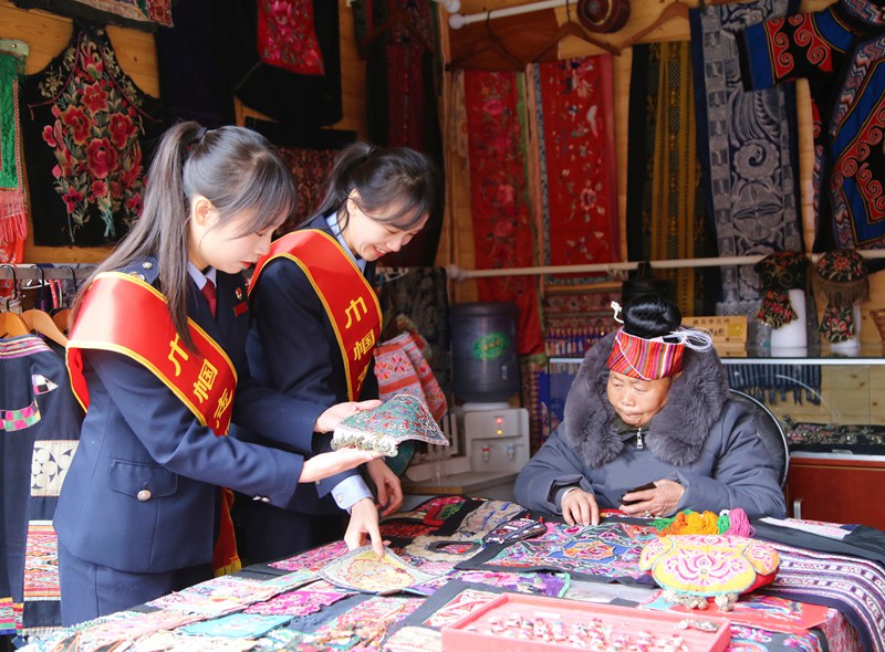 圖三:稅務干部入戶講解稅收政策2