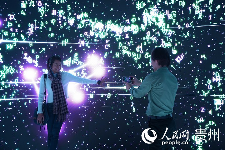 外媒在LED展示屏前互動拍照。人民網 陽茜攝