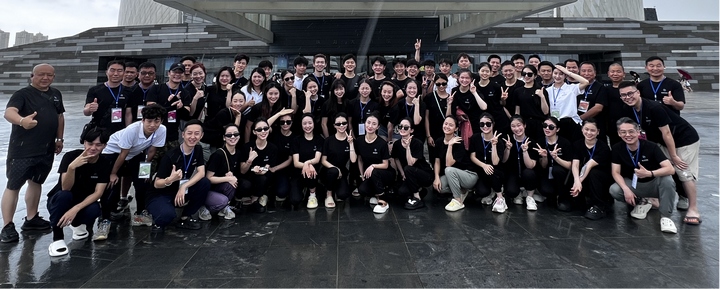 貴州省歌舞劇院舞劇團演職人員。