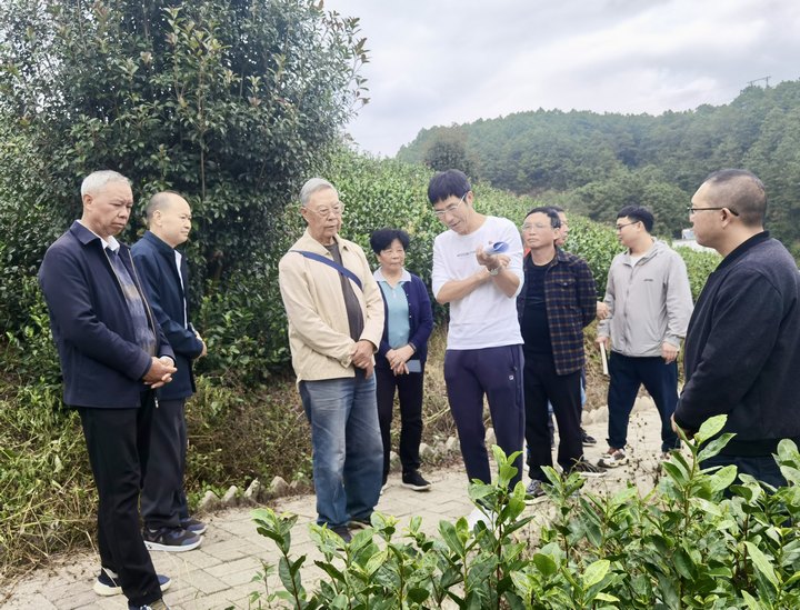 圖為黔西南州關工委調研興仁市科技服務示范基地。