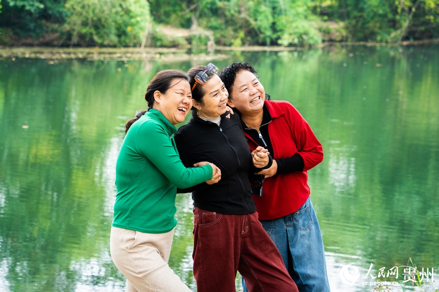 市民來到黃金大道拍照打卡。人民網 陽茜攝