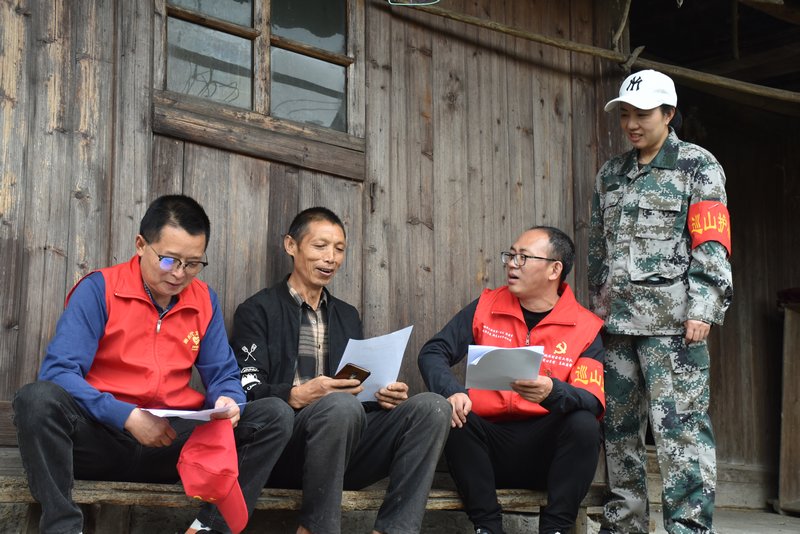 湘黔兩省村干聯合入戶開展森防宣傳。