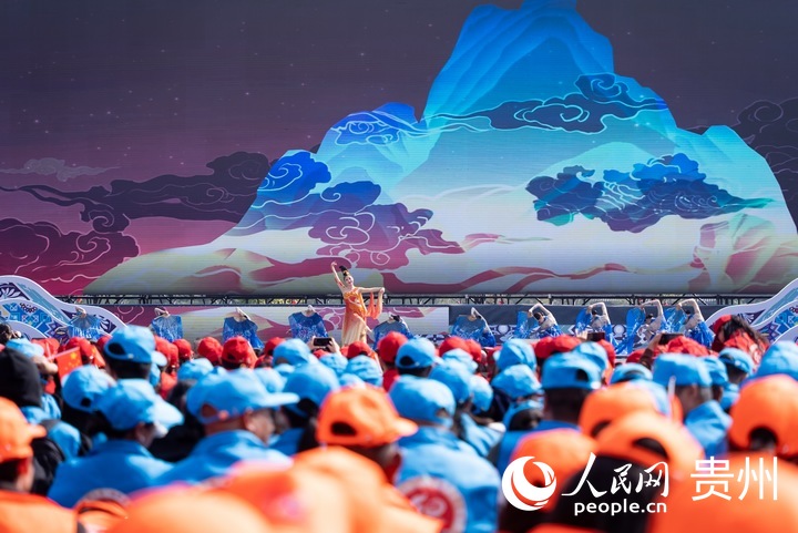 玉屏侗族自治縣成立40周年慶祝大會現場，中央民族歌舞團以“中華民族一家親”為主題舉行慰問演出。人民網記者 涂敏攝