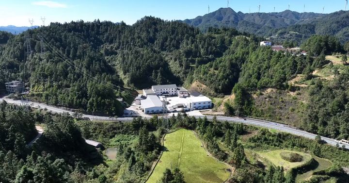 坐落在群山中的貴州國特天麻科技開發有限責任公司加工車間。