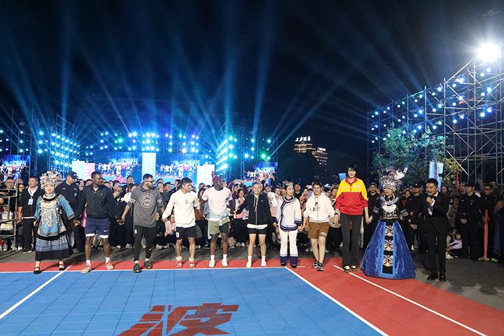 趙蕊蕊現場與少數民族觀眾、外國友人互動跳苗舞。
