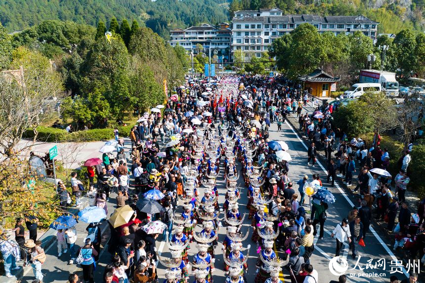 航拍巡游隊伍。人民網 陽茜攝