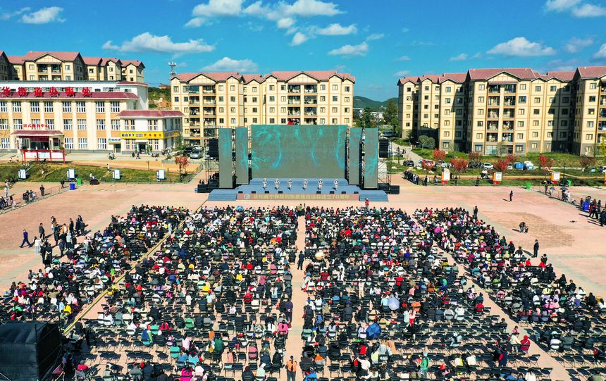 慰問演出現場，中央民族歌舞團演員在表演雙人舞《噶魯情歌》。趙慶能攝