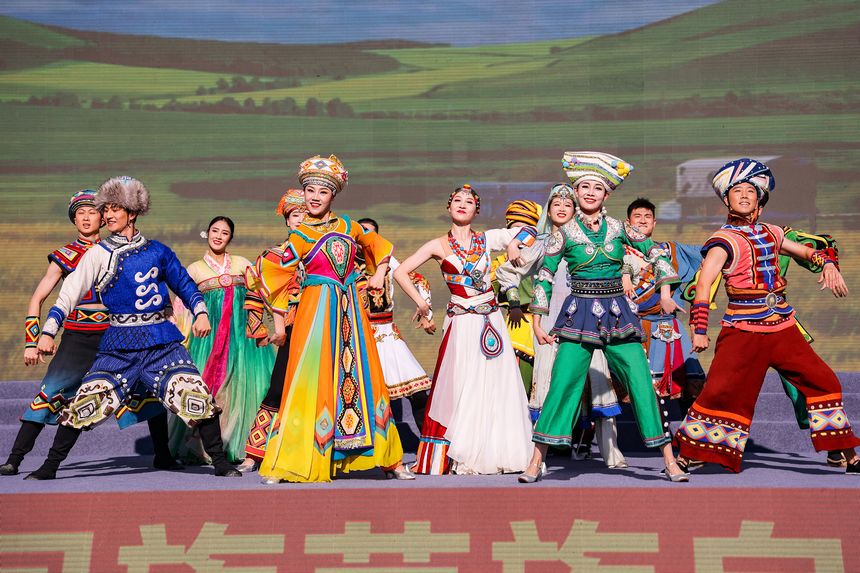 慰問演出現場，中央民族歌舞團演員在表演舞蹈《同心共圓中國夢》。趙慶能攝