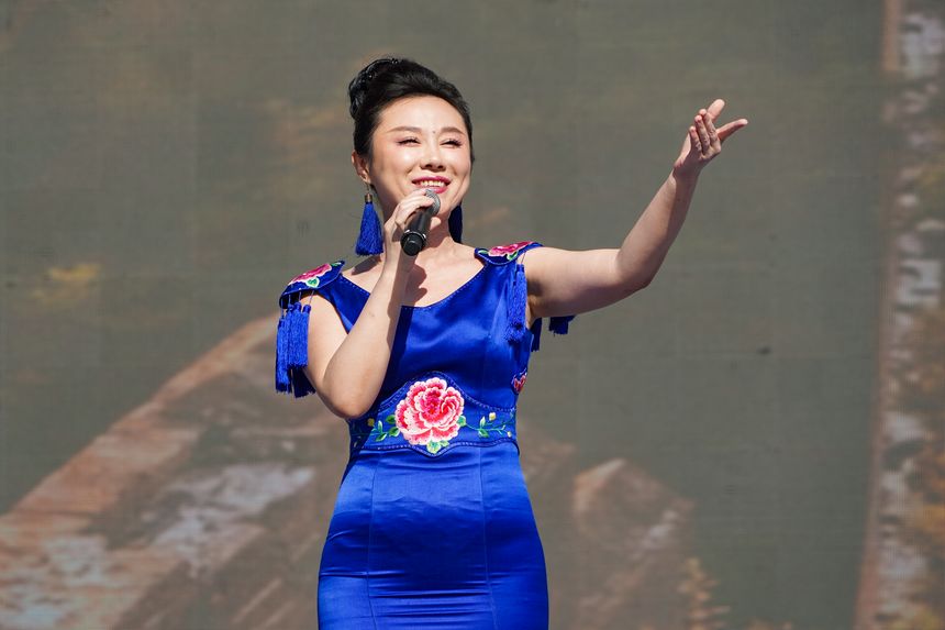 慰問演出現場，中央民族歌舞團演員在演唱歌曲《幸福中國一起走》。趙慶能攝