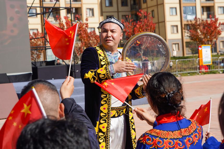 慰問演出現場，中央民族歌舞團演員走到觀眾席表演《手鼓舞》。趙慶能攝