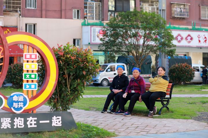 搬遷群眾在思源社區休閑。楊家孟攝