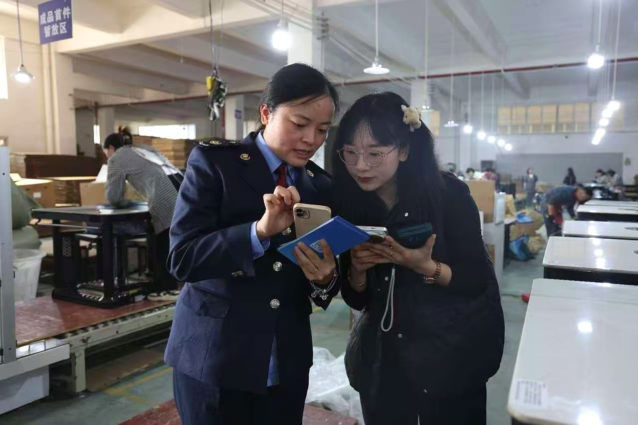 圖為大方縣稅務人員在企業開展調研，助力“冬日經濟”健康發展。漆酼攝