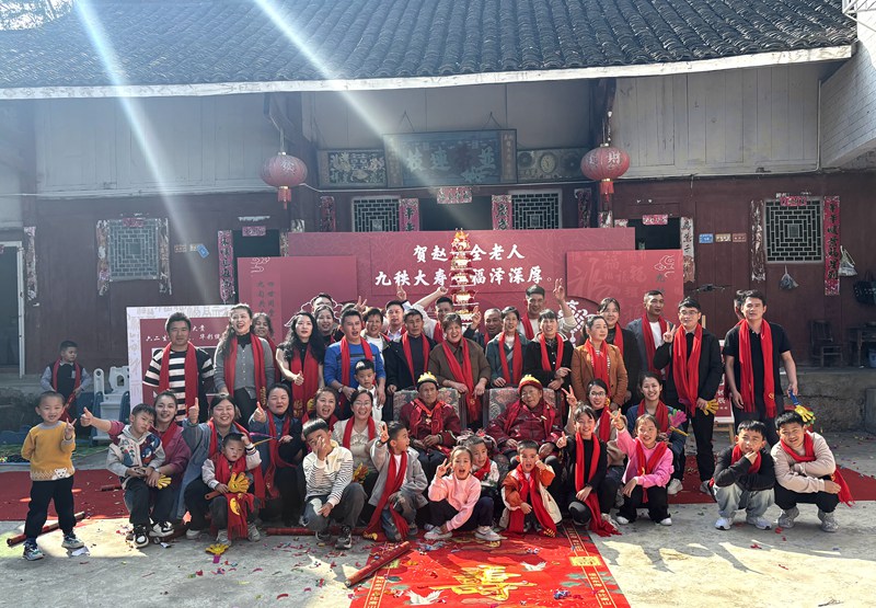 一家四代同堂為趙國權過90歲生日(王建紅 攝)