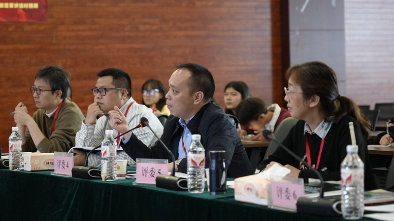 評委專家進行現場評審。郭露 攝